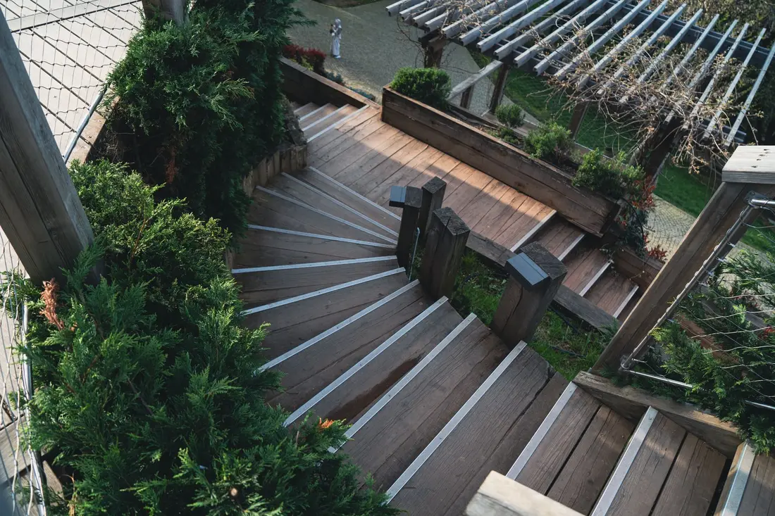 Terrasse bois intégrée au jardin